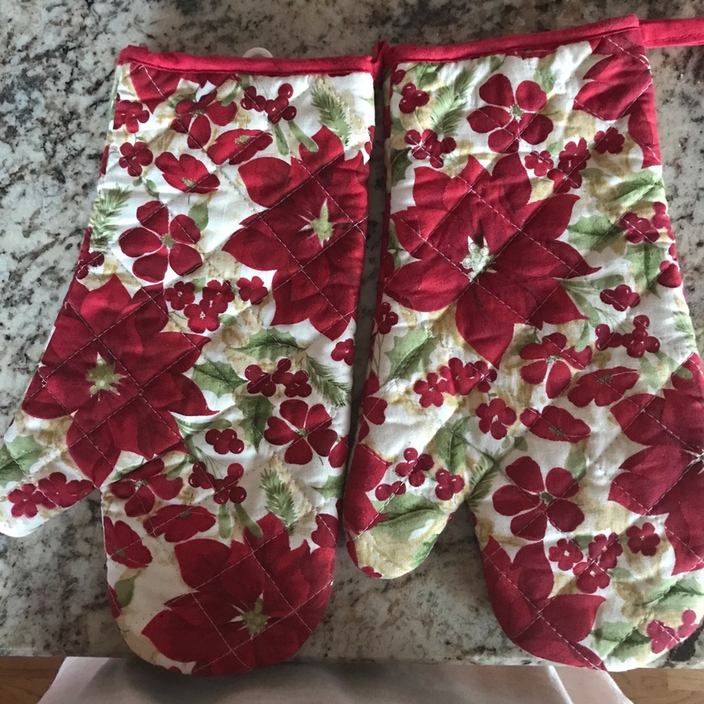 Oven Mitt Pair Poinsettia And Holly Christmas